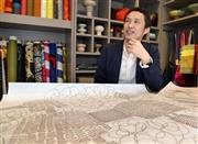 穏やかな口調でデザインについて語る鈴木マサルさん。刺繍の縫い目を１つずつ手描きした原画からはぬくもりが漂う＝２０１４年４月２５日、東京都渋谷区（矢島康弘撮影）