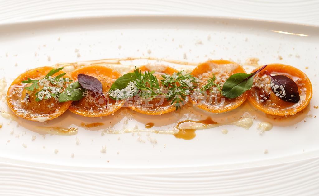 “盛り付けは美しく、組み合わせは伝統的に”というラ・ロカンダのモットーが具現化された「シャラン産鴨腿肉（ももにく）のラビオリ＿アーモンドクリームソース」