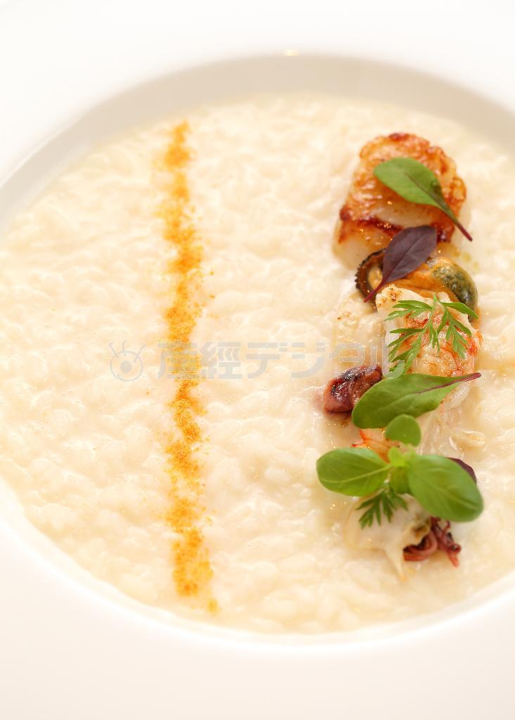 まるで絵画のような佇（たたず）まいの「熟成米アクエレッロのブラータチーズリゾットと色々な海のテイスト」。左側のトマトパウダーで描いた縦線は「底からタコが出てきますよ」というお知らせだそうだ