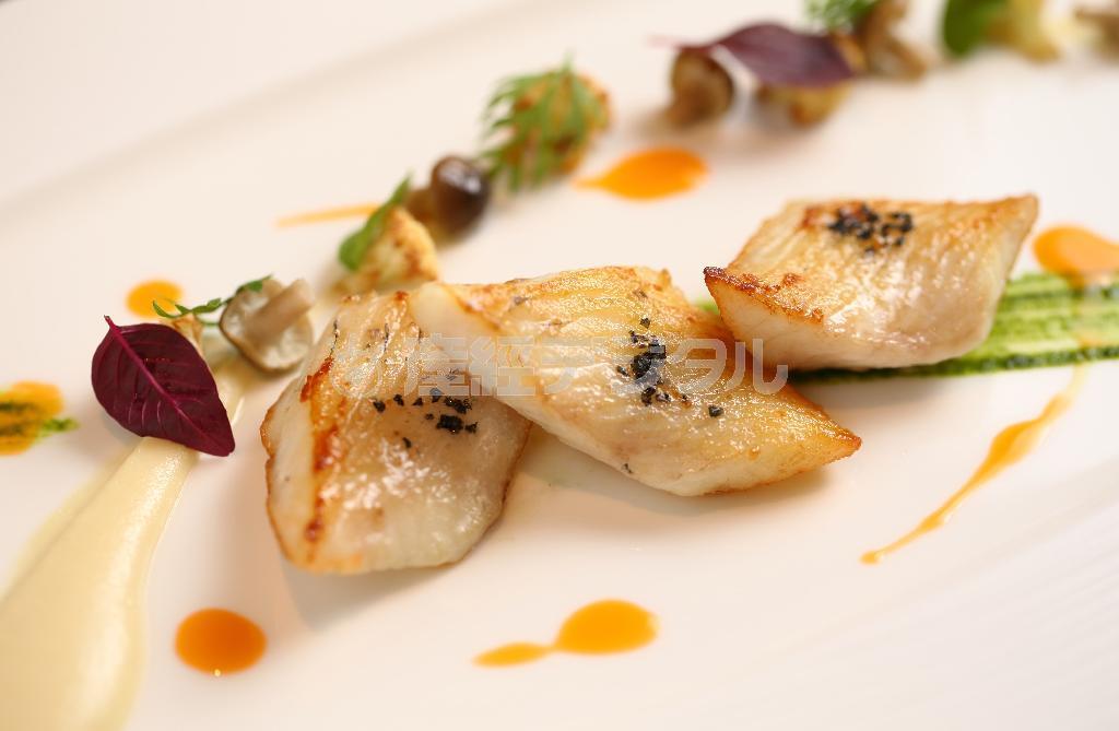 的鯛（まとうだい）とカリフラワーのクリームの「白」がクリアでエレガントな雰囲気を醸す「的鯛のソテー＿カリフラワーのクレーマーと茸のオイルマリネ」