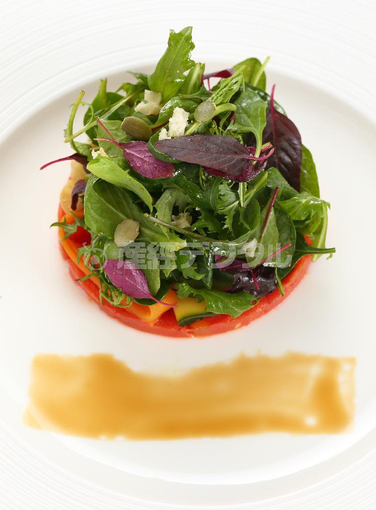 ブロッコリー、カリフラワー、カボチャのロースト、アマランサスなど１５種類の野菜を使った「ミックスハーブと彩り野菜＿ぶどうの濃縮シロップＳＡＢＡ（サバ）のアクセント」。ＳＡＢＡ（写真下）の芳醇な甘みが野菜の持ち味を引き立てる