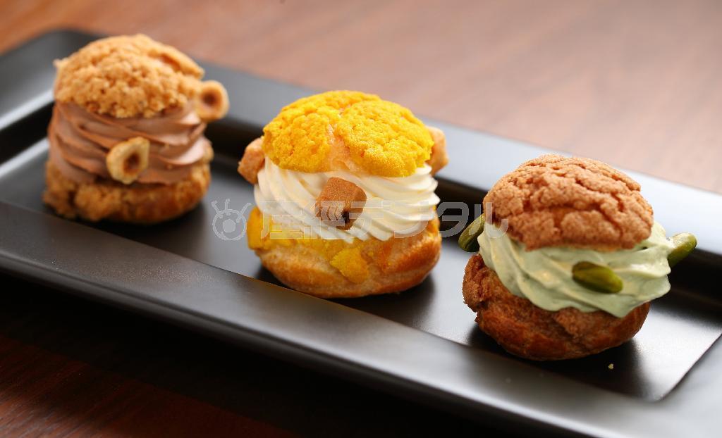 「ピエール・エルメ・パリ」自慢の絶品シュークリーム「シューミシュ」。ショコラオレのシャンティ＿ヘーゼルナッツプラリネ（左）やピスタチオのマスカルポーネクリームをふんだんに使ったもの（右）など驚きのクオリティ