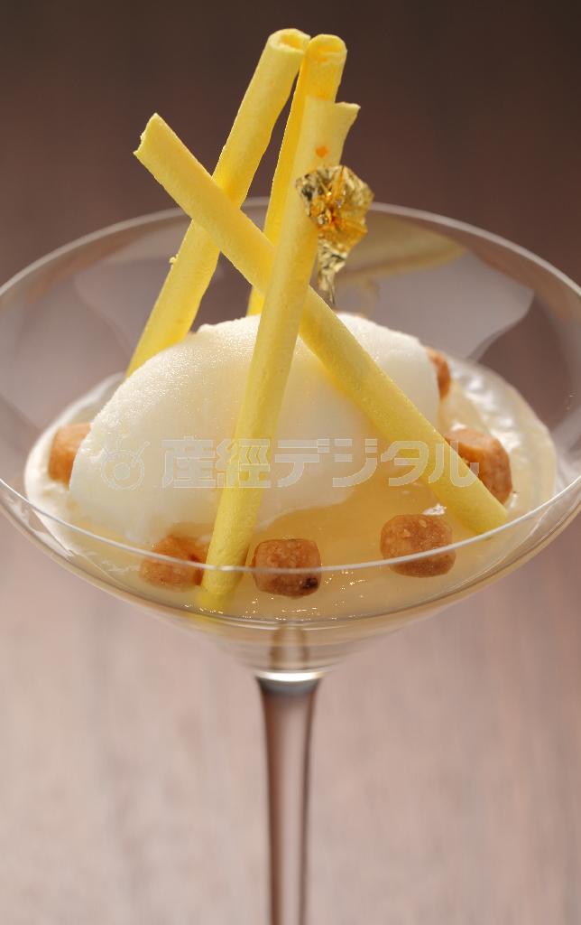 ムース、ジュレ、サブレ、アイスなどすべてがレモン風味で、レモンの酸味、苦味、ジューシーさのすべてが楽しめる「アンフィニマン＿シトロン」。コース、単品含め３月だけで１０００個以上の注文があったという