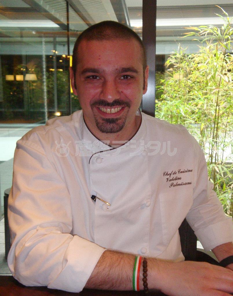 ナポリ出身のヴァレンティーノ・パルミサーノ料理長は、イタリアのミシュラン二つ星レストランなどで腕を磨いた。「チームの面々に感謝している。当日ではなく翌朝まで余韻を楽しんでもらうのが私の料理」と語る＝２００８年８月２２日、京都市内（岡田敏一撮影）