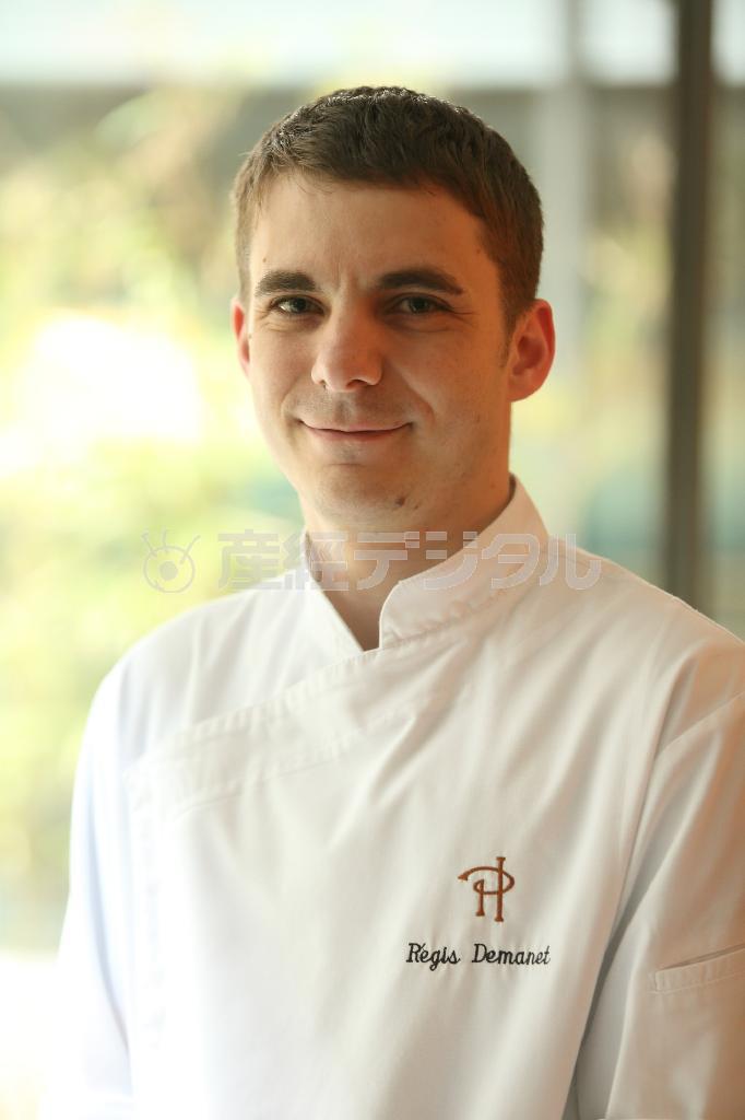 「ピエール・エルメ・パリ」でパティスリー部門のトップを務めた経験もあるパティシエのレジス・ドゥマネ。「ここでしか堪能できないピエール・エルメ・パリのスイーツをぜひ！」とＰＲする＝２０１４年４月１８日、京都市中京区（恵守乾撮影）