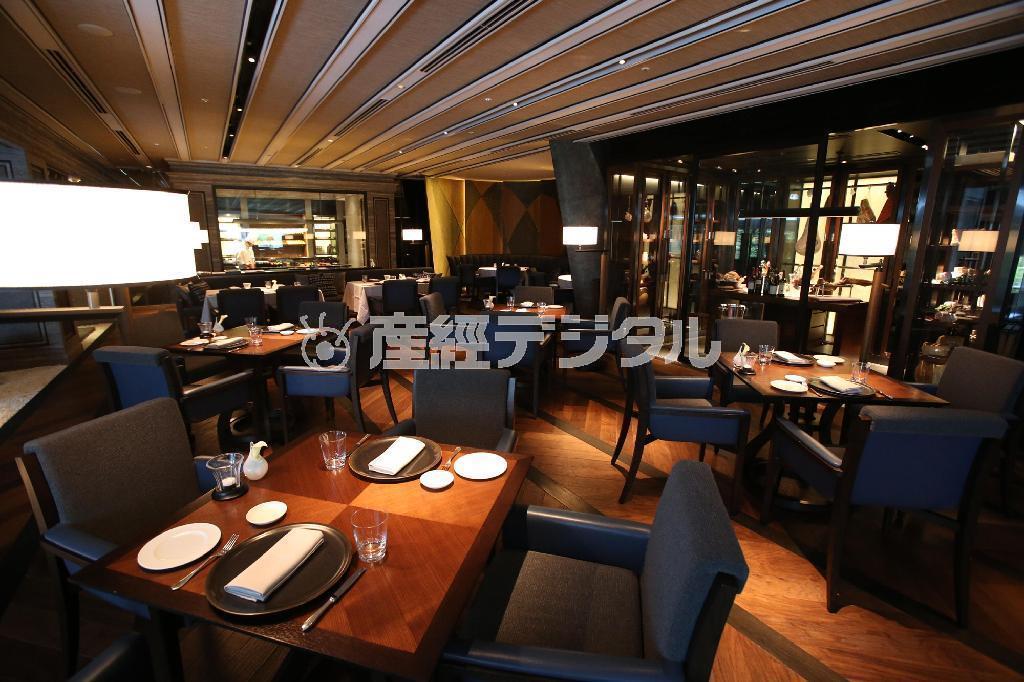 豪華で気品ただようダイニングには、シックなバーカウンターやガラス張りのデザートキッチンも設けられている＝２０１４年４月１８日、京都市中京区（恵守乾撮影）