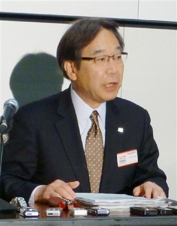 ２０１４年３月期の決算を発表する東芝の久保誠副社長＝８日午後、東京・日本橋兜町