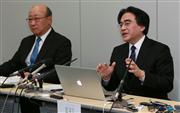 記者会見で発言する任天堂の岩田聡社長（右）＝７日午後、大阪市中央区