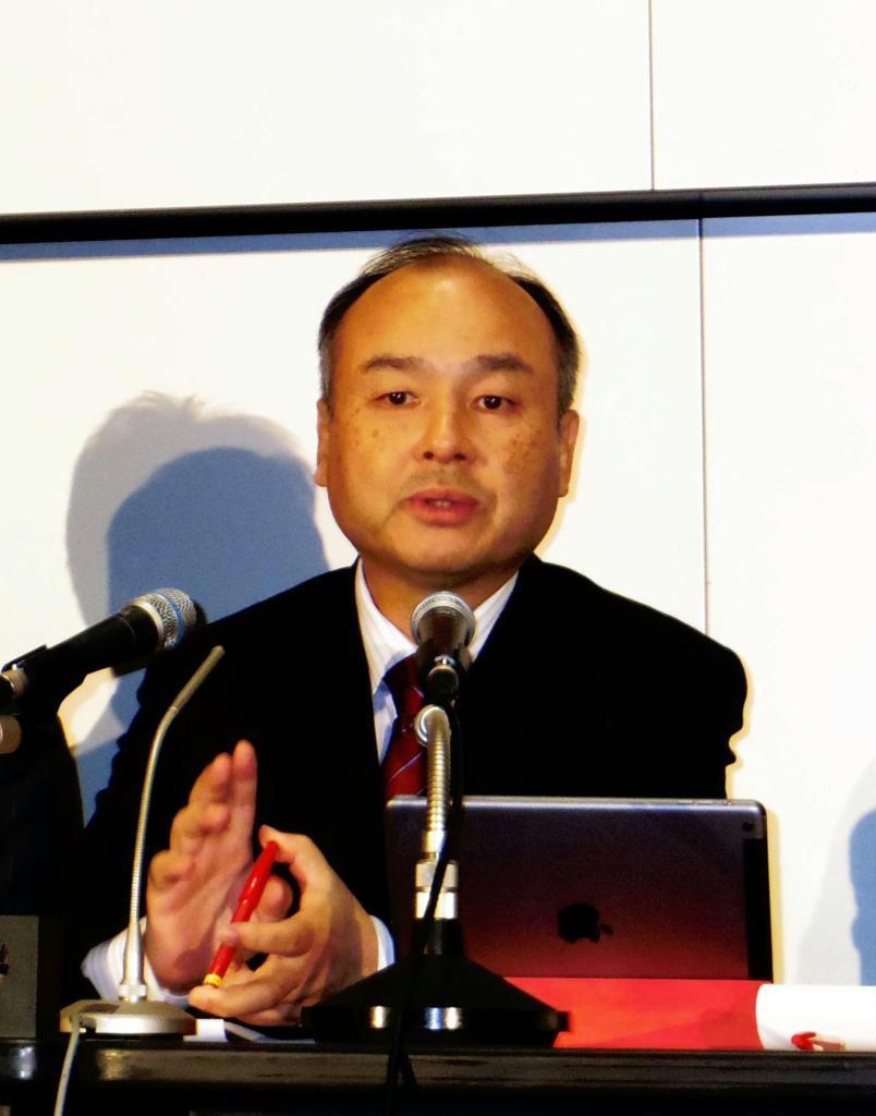 記者会見するソフトバンクの孫正義社長＝７日、東京都中央区