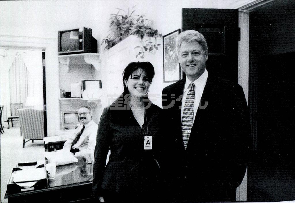 不倫スキャンダルを巻き起こした当時のビル・クリントン米大統領（右）と、ホワイトハウスの実習生、モニカ・ルインスキーさん（ゲッティ＝共同）