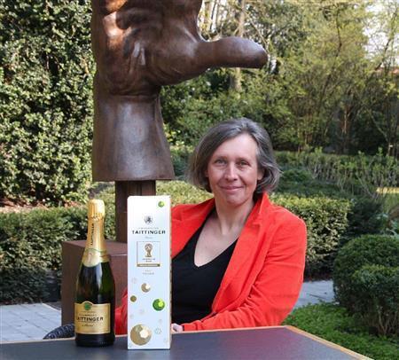 広報担当ディレクターのドミニク・ガレッタさんと限定ボトル＝２０１４年３月２６日（青木冨美子さん撮影）