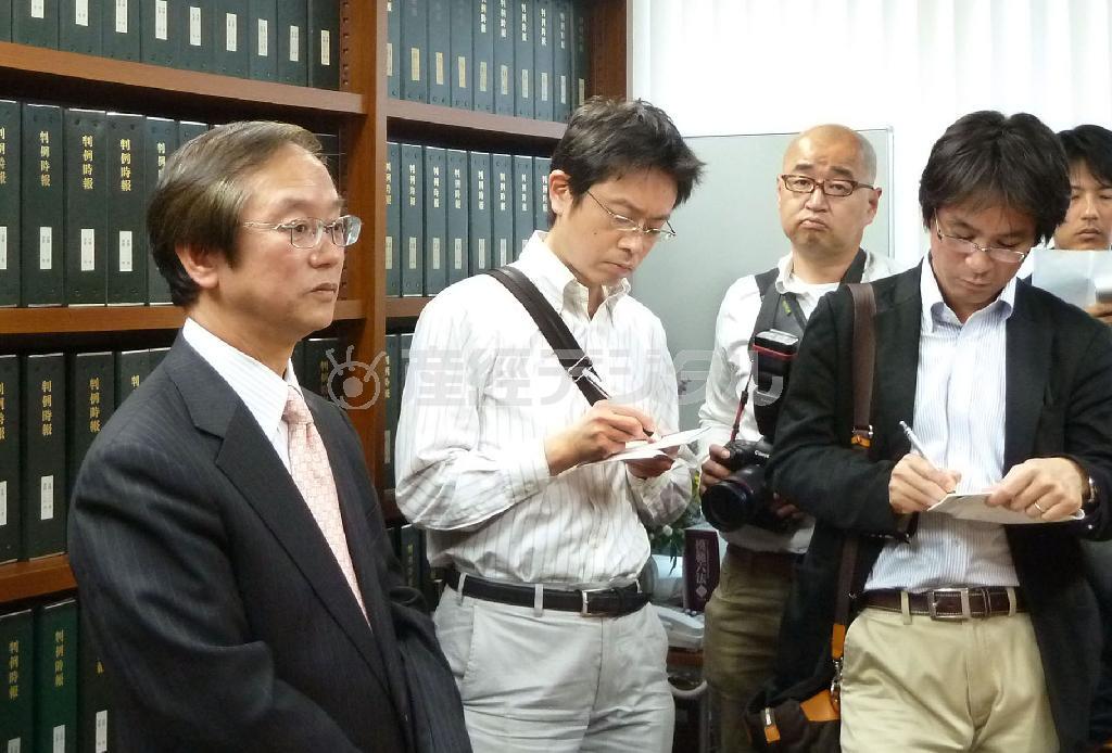 記者団の取材に応じる小保方晴子（おぼかた・はるこ）氏の代理人の三木秀夫弁護士（左端）＝２０１４年５月７日午後、大阪市（共同）