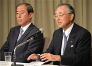 自らのシニア・チェアマンへの就任を発表するオリックスの宮内義彦氏（右）と次期グループＣＥＯの井上亮氏＝８日午後、東京都千代田区