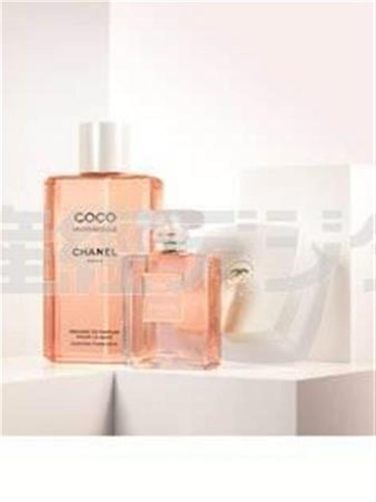 ココ＿マドモアゼル「オードゥ＿パルファム」（５０ミリリットル、１万１０００円〈税別〉、写真中央）には豊富なバスラインもそろう。特別限定品として「フォーミング＿バス」（４００ミリリットル、１万３０００円〈税別〉、左）と「ジェントル＿ボディ＿スクラブ」（１５０グラム、１万１０００円〈税別〉、右）も発売中（提供写真）