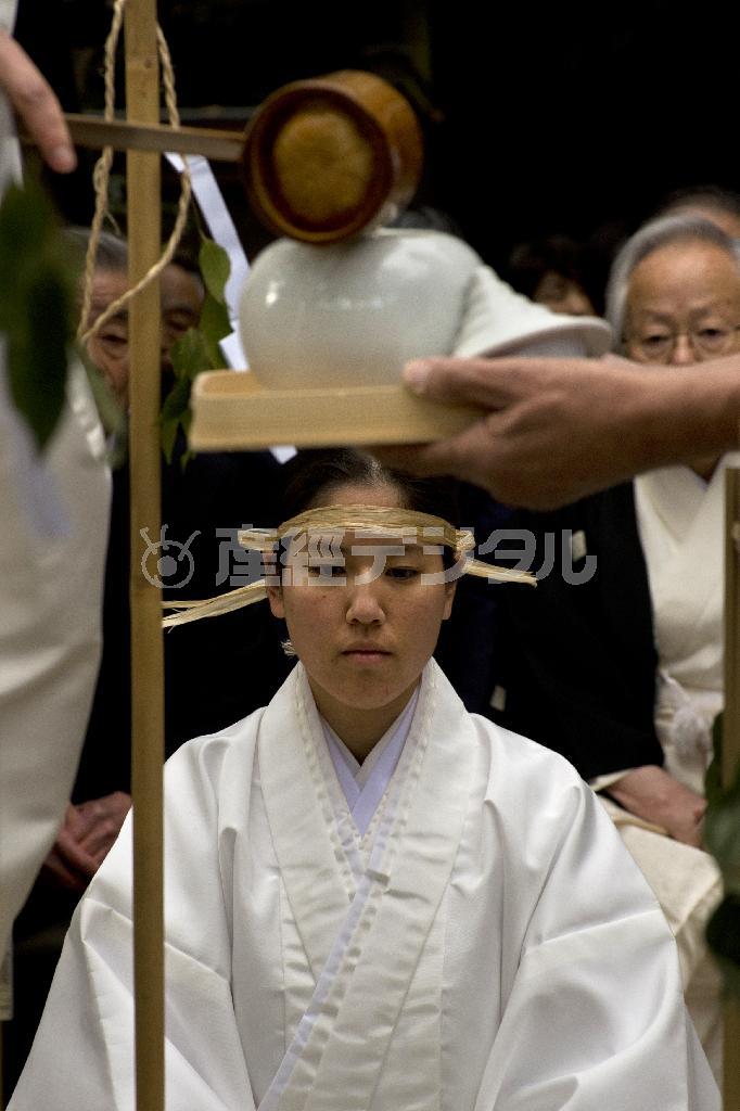 若水神事で水をくみ上げる井戸は「御井」と呼ばれ、その役割は女性が担っている＝２０１３年１２月１２日、京都市左京区・下鴨神社（井浦新さん撮影）