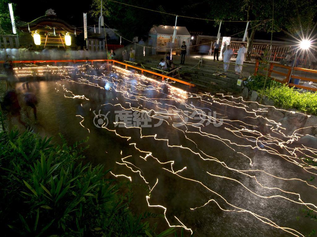 御手洗祭は、平安時代は貴族の行事だったが、江戸時代に庶民の祭りへと変化した。蝋燭を手に消えないように歩いてお参りする＝２０１３年７月２１日、京都市左京区・下鴨神社（井浦新さん撮影）