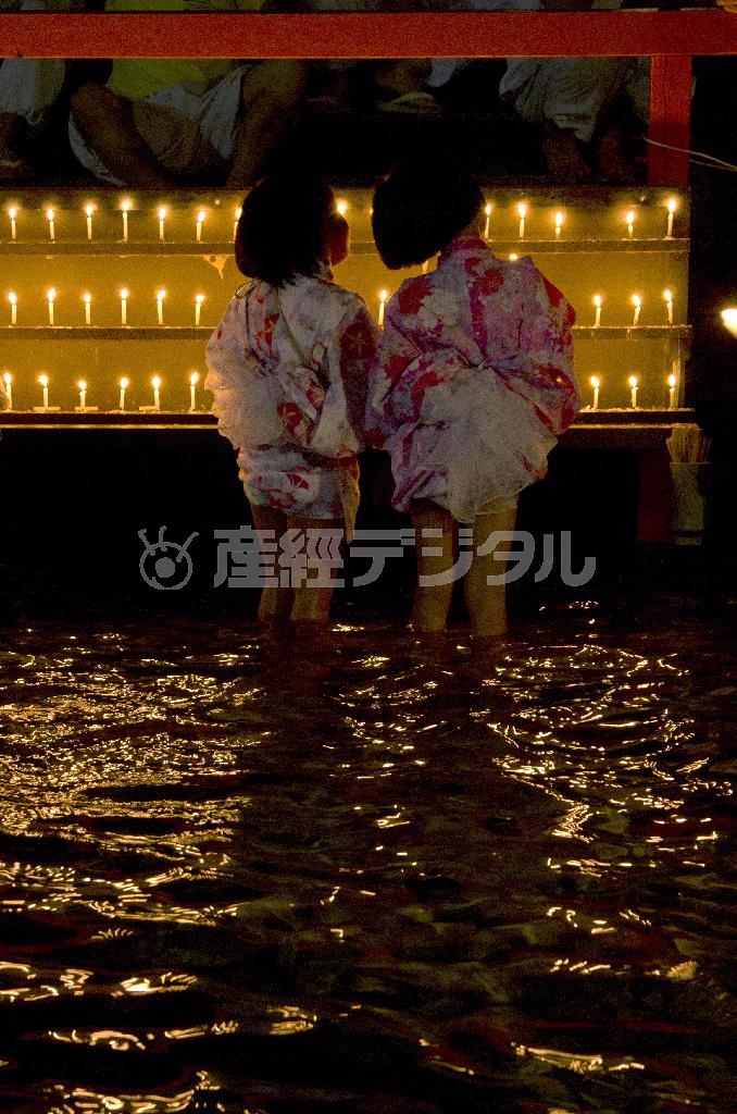 井戸水なので５分も入っていれば足がキーンと冷たくなり、凛とした気持ちになる。服を水に浸しながら、はしゃぐ子供たちの笑い声＝２０１３年７月１９日、京都市左京区・下鴨神社（井浦新さん撮影）