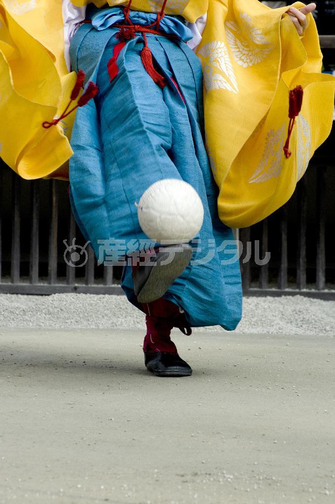 保存会の方々の力で大切に継承されている蹴鞠（けまり）始め。平安時代にタイムスリップしたかのよう。必死の形相で地べたに滑り込んで食らいつく姿に、大喝采が興る＝２０１４年１月４日、京都市左京区・下鴨神社（井浦新さん撮影）