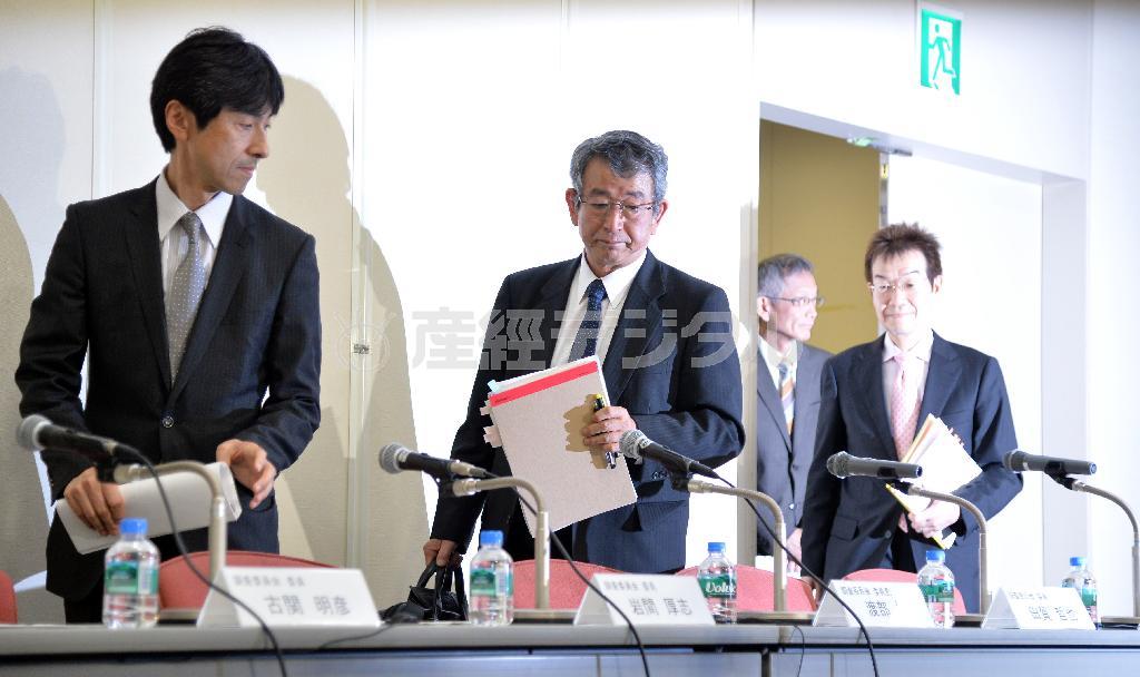 ＳＴＡＰ細胞論文の調査結果に対する不服申し立ての審査結果に関する会見に臨む、調査委員会の渡部惇委員長（左から２人目）ら＝２０１４年５月８日、東京都墨田区（三尾郁恵撮影）