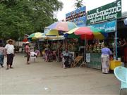 パヤー（寺院）の周辺に並ぶカドーブェ店。恰幅のよい麦わら帽子の男性やカメラの方を向いている女性は店主たちで、マ・トゥー・ス・チェーのメンバーである（高橋昭雄氏撮影）