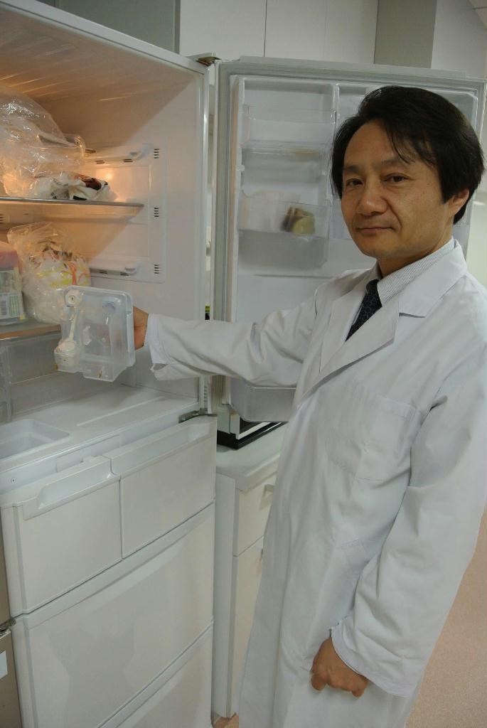 「冷蔵庫内を清潔に保つためには置き方にも工夫を」と話す川上室長＝東京都江東区のエフシージー総合研究所（村島有紀撮影）