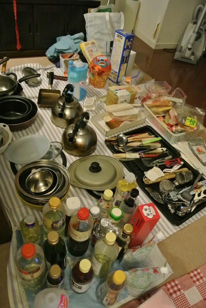 キッチンが片付かない一因は、収納物が多過ぎること。一度全て出し、必要なものだけを選ぶと捨てやすい（村島有紀撮影）