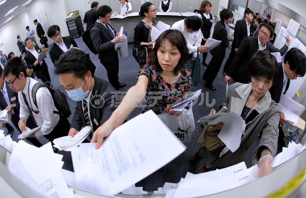 決算発表がピークを迎え、報道各社の棚に資料を配る各企業の担当者＝２０１４年５月９日午後、東京都中央区日本橋兜町の東京証券取引所（早坂洋祐撮影）