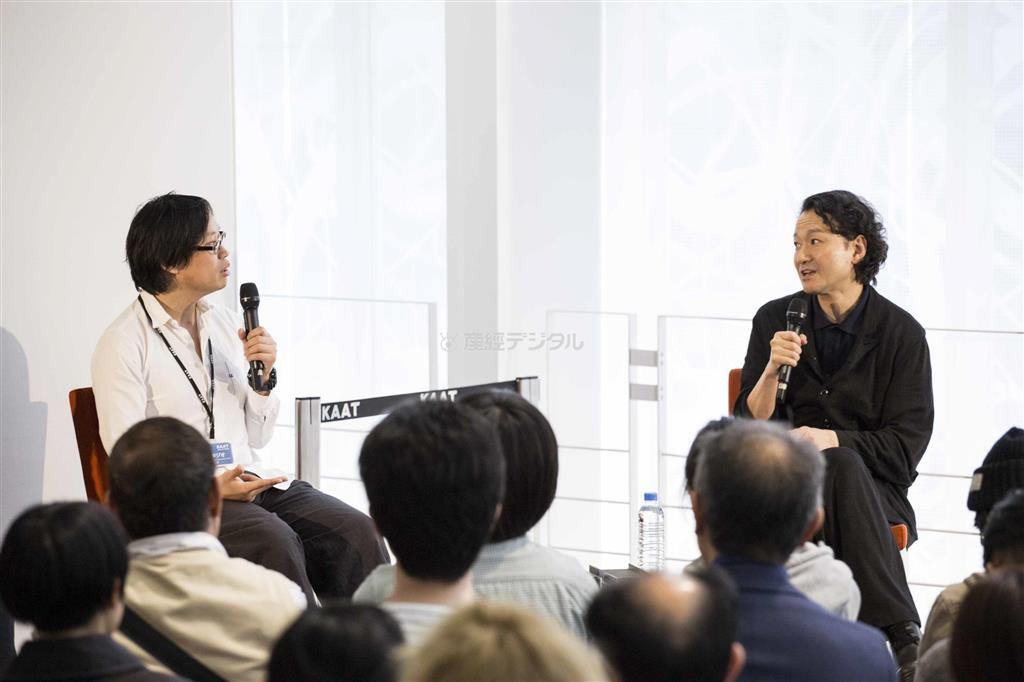 公開リハーサル後のトークセッションで演出家の本音を語った岡田利規さん（左）と白井晃さん＝２０１４年５月６日、神奈川県横浜市中区のＫＡＡＴ神奈川芸術劇場（提供写真）