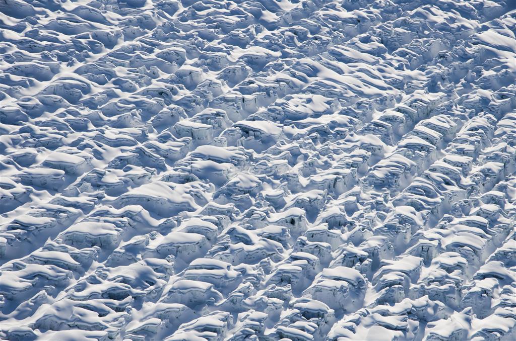人が立っていたとしても米粒ほどにしか見えないだろう巨大な氷河＝２０１３年３月３日、米アラスカ州（松本紀生さん撮影）