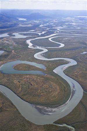 堆積と侵食を繰り返す北極圏のシャンダラー河＝２０１３年６月１４日、米アラスカ州（松本紀生さん撮影）