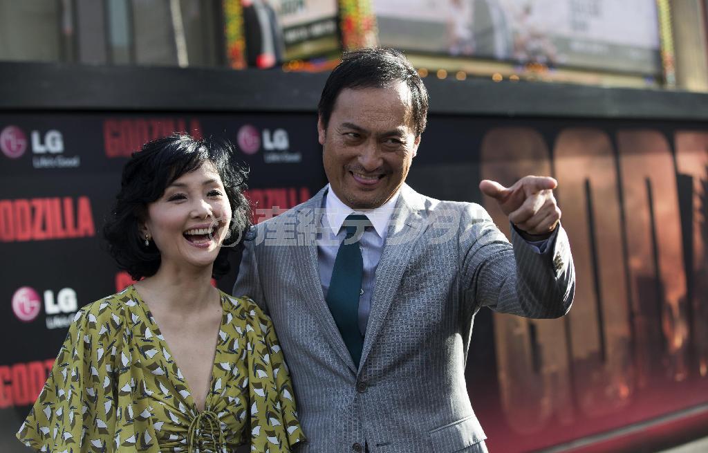 ５月８日、米カリフォルニア州ロサンゼルスで、ハリウッド版「ゴジラ」のワールドプレミアに出席した渡辺謙さん（右）と妻の南果歩さん＝２０１４年（ロイター）