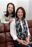 すっかりうち解け、子供たちに伝えたいことで意気投合した佐藤真海（まみ）さん（手前）と鈴木明子さん＝２０１４年３月３１日、東京都千代田区（大橋純人撮影）