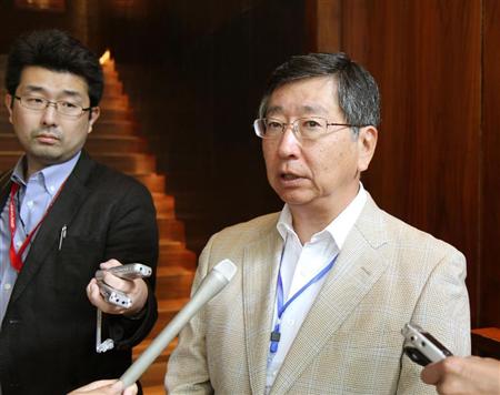 １２日、ベトナム・ホーチミンでのＴＰＰ交渉の会合を前に、記者団の質問に答える鶴岡公二首席交渉官（共同）