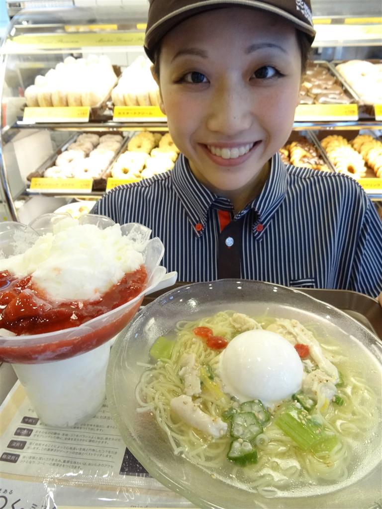 ミスタードーナツが今夏売り出す「超・涼風麺」（右）と「新食感スイーツ」＝１３日、東京都新宿区（山沢義徳撮影）