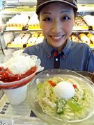 ミスタードーナツが今夏売り出す「超・涼風麺」（右）と「新食感スイーツ」＝１３日、東京都新宿区（山沢義徳撮影）