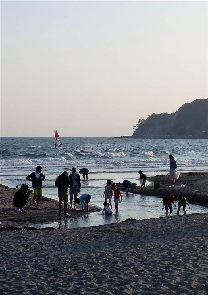 滑川河口の由比ガ浜海岸＝２０１４年５月４日、神奈川県鎌倉市