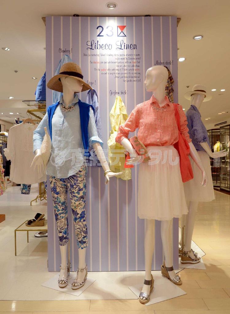 チェックのシャツには白いフレアスカート。スキッパーシャツにパンツを合わせたブルートーンのコーディネートは肩にカーディガンをかけたり、首元にボリュームのあるチョーカーを足して、表情をつけて＝２０１４年５月２日、東京都中央区銀座（大山実撮影）