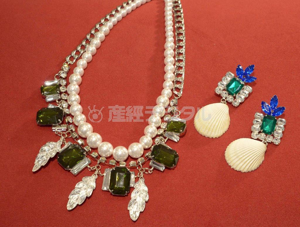 「ミュベール」のネックレス（２万８０００円）とイヤリング（２万１０００円）はシンプルなシャツスタイルを楽しくポップにしてくれそう