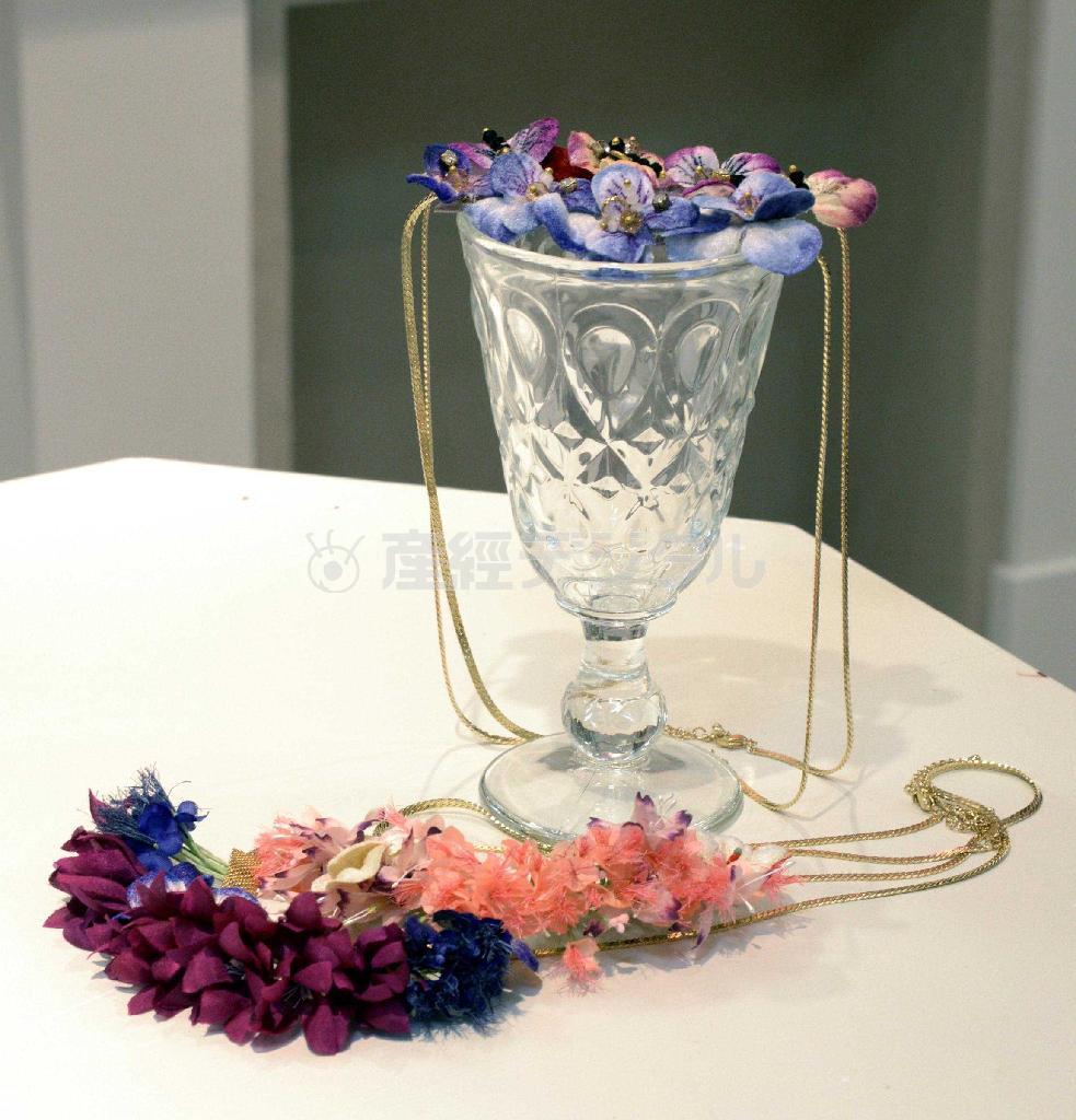 フラワーモチーフのチョーカーは「スタイリズム」のもの。それぞれ１万３６００円