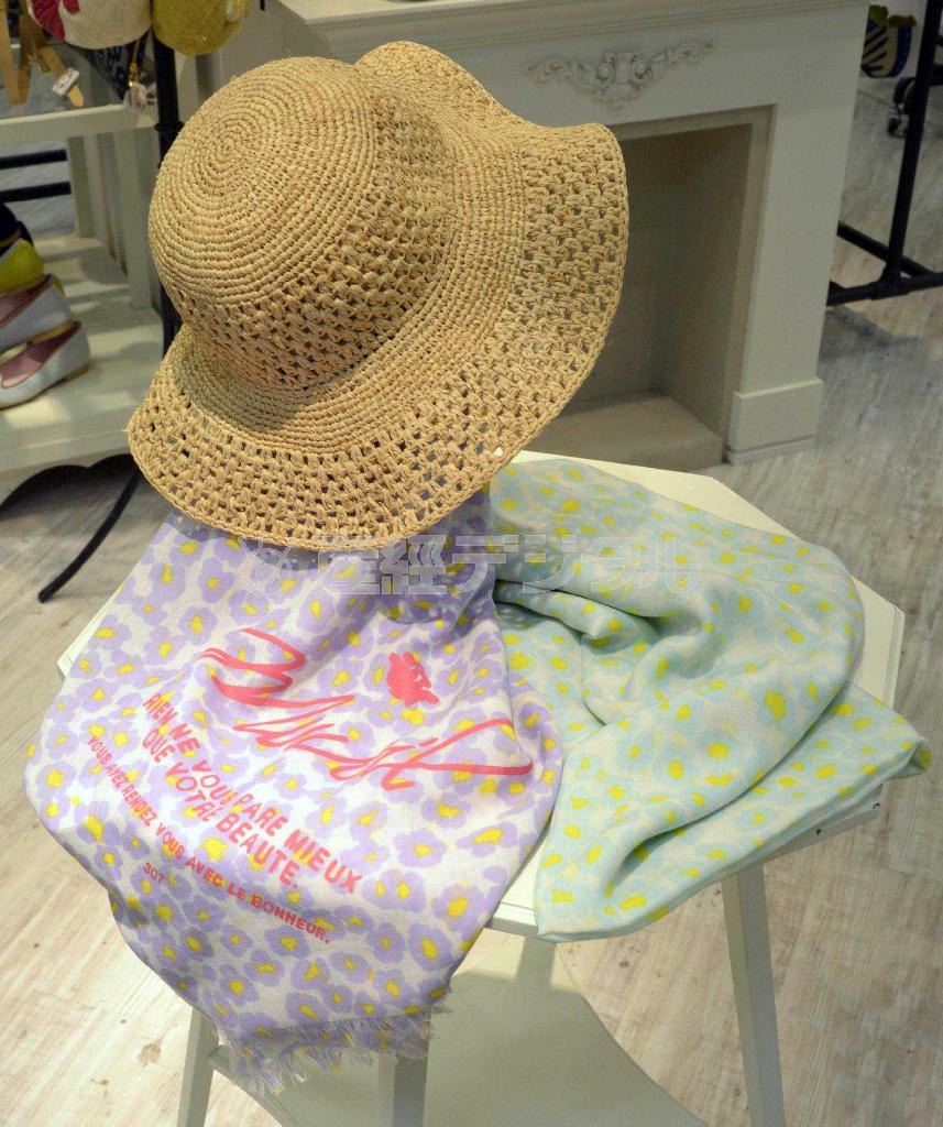 パステルカラーに、やさしくエレガントなひょう柄と旬のテイストがつまった「ミュベール」のストール（２万３０００円）