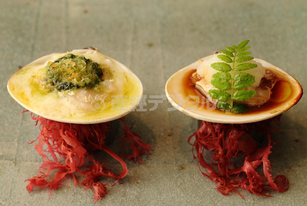 楽しくて見るからにおいしそうなハマグリ２種。左はグラタン、右はおろしポン酢で