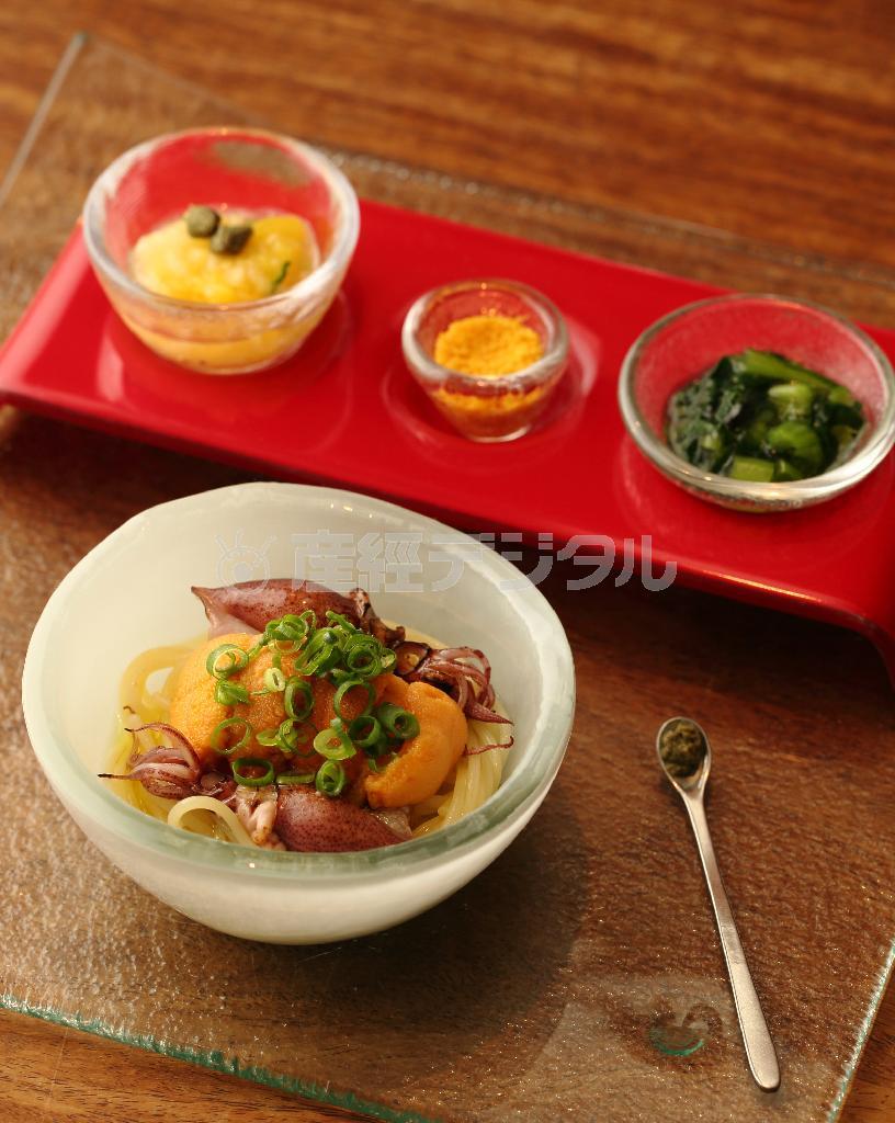 これぞ、よねむら流。ホタルイカとウニのパスタは、フルーツソース、ウニのパウダー、小松菜のソースで（左から）。好みでグリーンペッパーもどうぞ