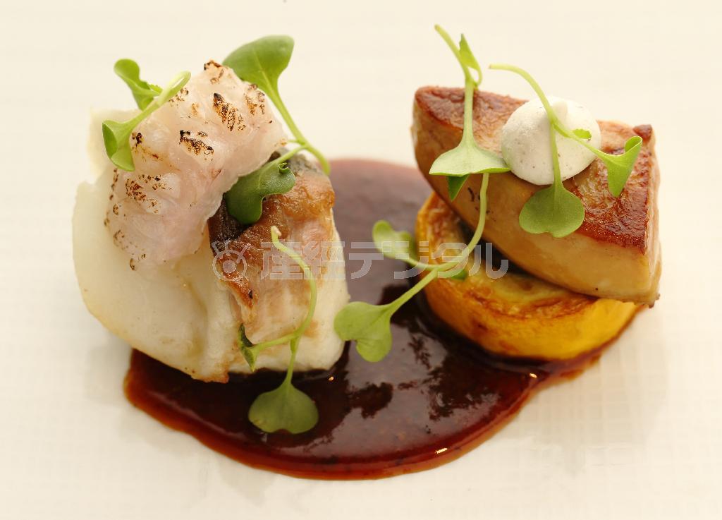 活けヒラメのムニエルとズッキーニのフォアグラのせ。さまざまな素材とソースのハーモニーが楽しめる一品