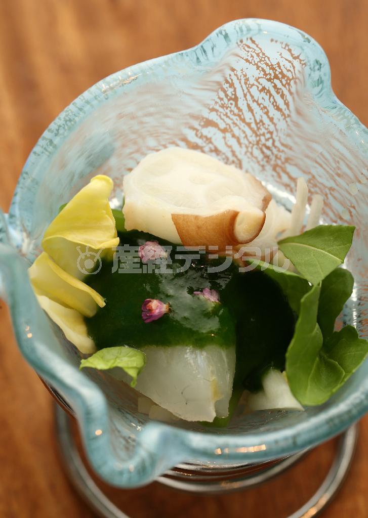 和か洋か？＿新鮮なタコとタイを、美しいグリーンのワサビの葉のソースで