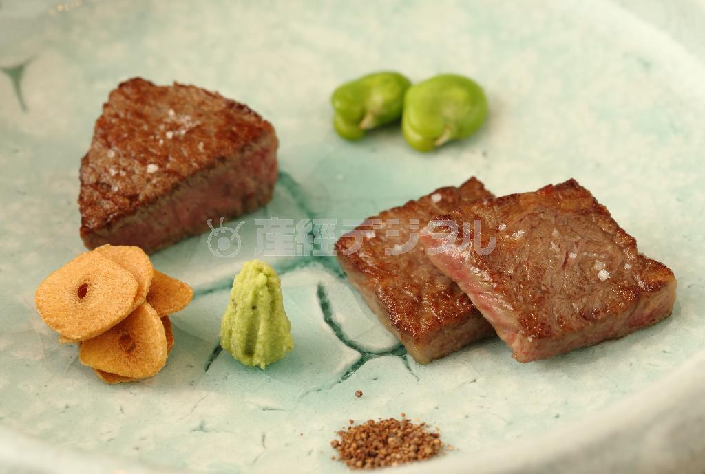 黒毛和牛のヒレとサーロインの炭火焼き。石垣島産のピパーツ、ワサビを添えて