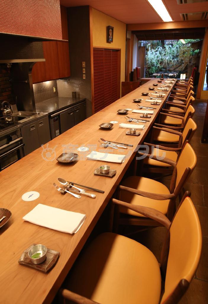 京町家の情緒が漂う店内。２、３人ならメーンのカウンターがおすすめだ。もちろん１人でも＝２０１４年４月２８日、京都市東山区