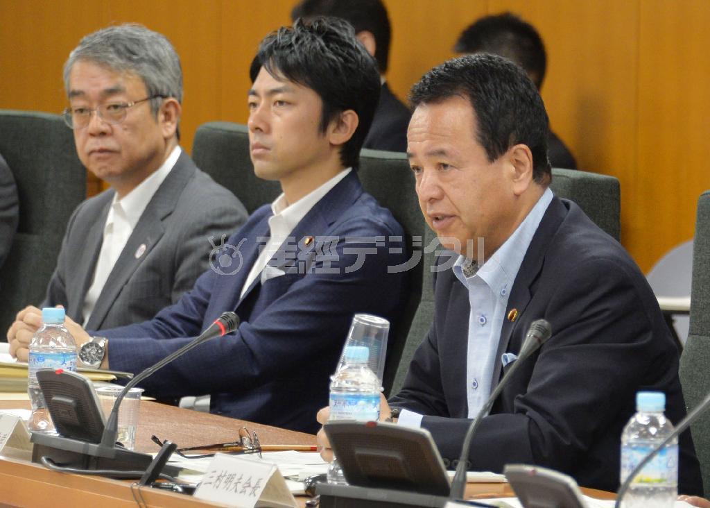 「選択する未来」委員会の会合であいさつする甘利明（あまり・あきら）経済再生相（右）＝２０１４年５月１３日午前、東京都千代田区霞が関（共同）