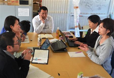 週刊「大槌新聞」を発行する、おらが大槌夢広場の会議風景。右端が菊池由貴子氏＝２０１４年２月２８日、岩手県上閉伊郡大槌町（渡辺武達さん提供）