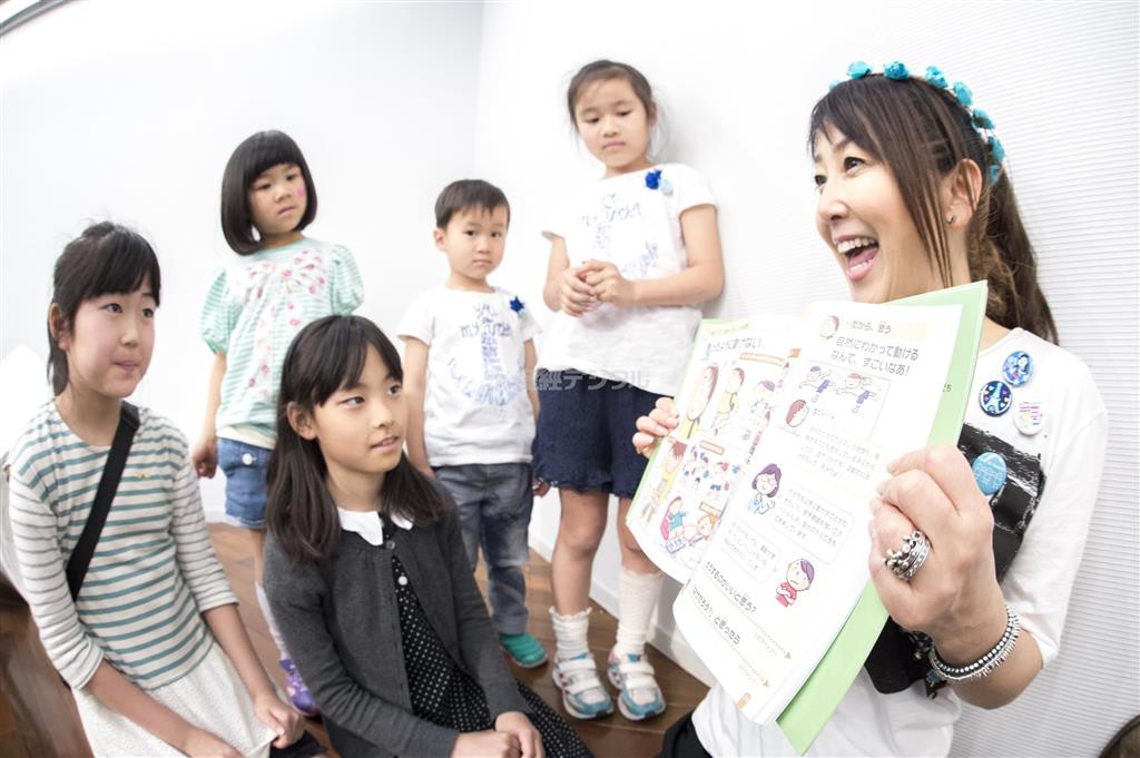 「なにがちがうの？＿アスペルガー症候群の子の見え方・感じ方」（ミネルヴァ書房）を子供たちと一緒に読む、一般社団法人「Ｇｅｔ＿ｉｎ＿ｔｏｕｃｈ」理事長の東ちづるさん＝２０１４年５月１０日（山下元気撮影）