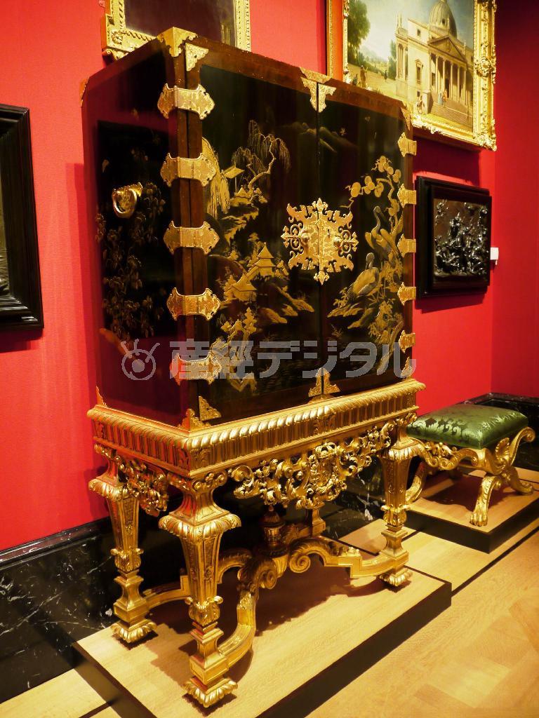 見事な装飾が施された日本製とみられる飾り棚も展示されていた＝２０１４年４月７日、英国・首都ロンドン（内藤泰朗撮影）